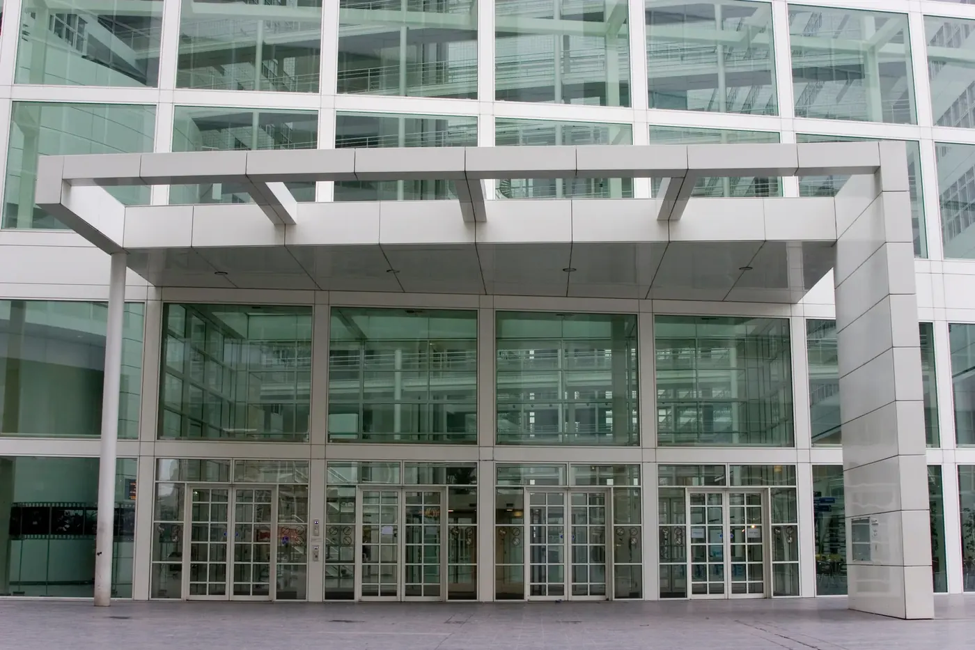 Moderne gemeente- en overheidsgebouw entree — waar je inburgeringsplicht wordt vastgesteld