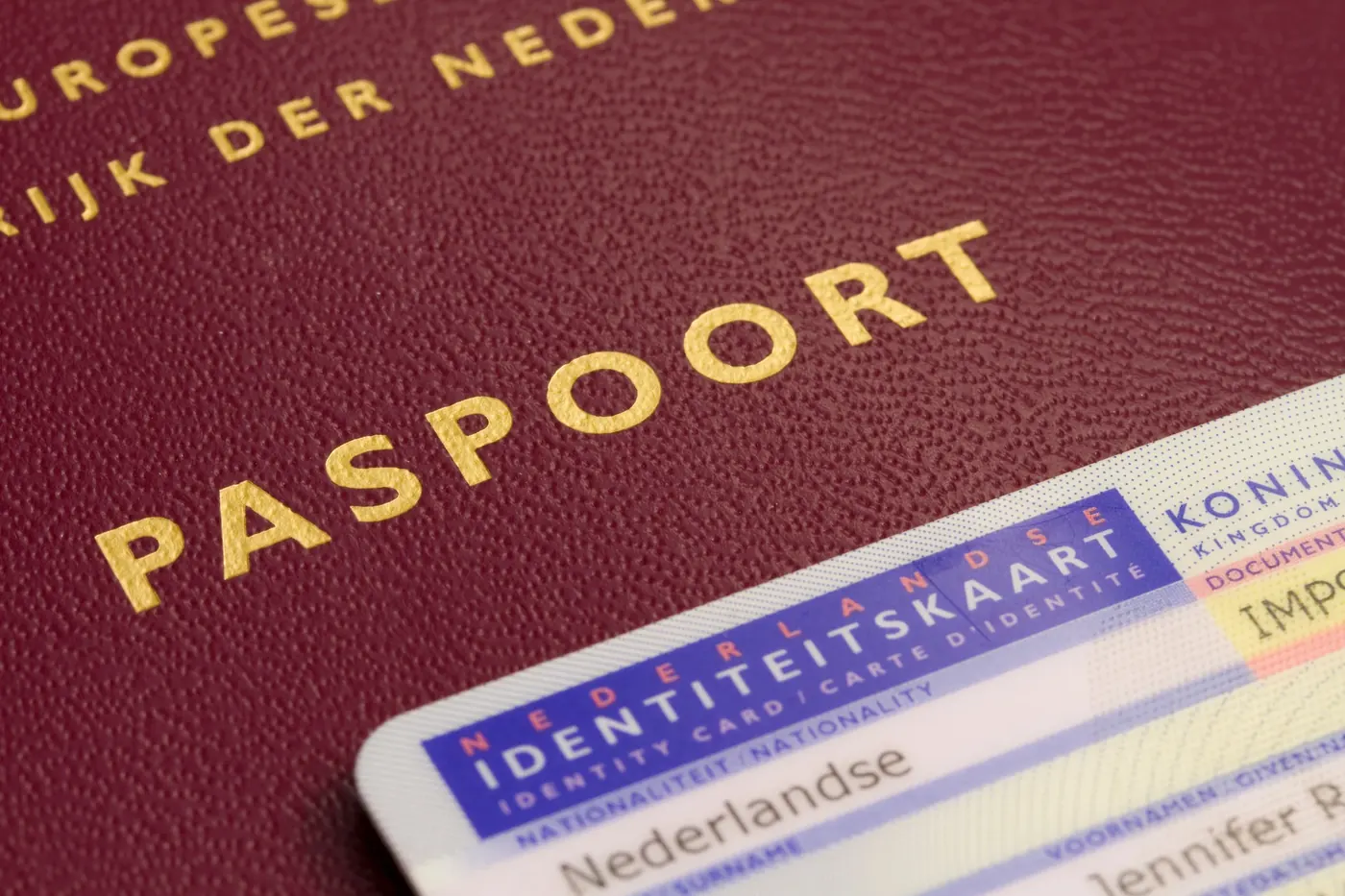Nederlands paspoort en identiteitskaart naast elkaar — naturalisatie als Nederlander
